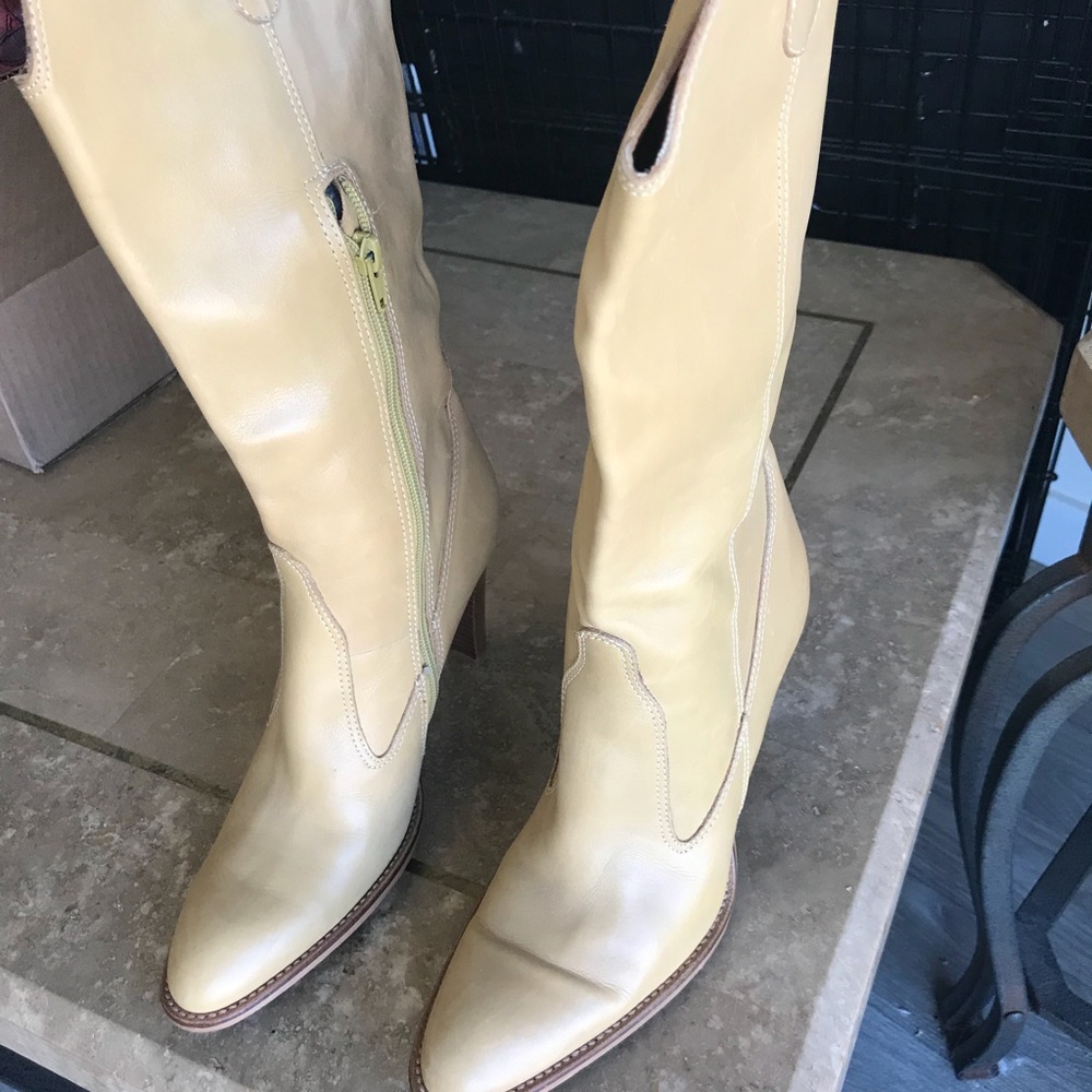 BCBG boots amazing color